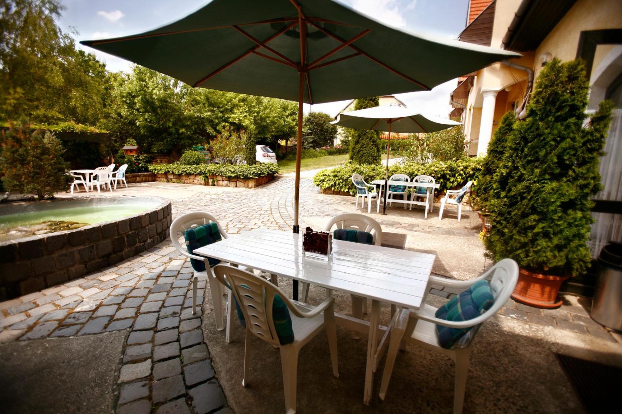 Keszi Panzio Hotel Будакеси Екстериор снимка
