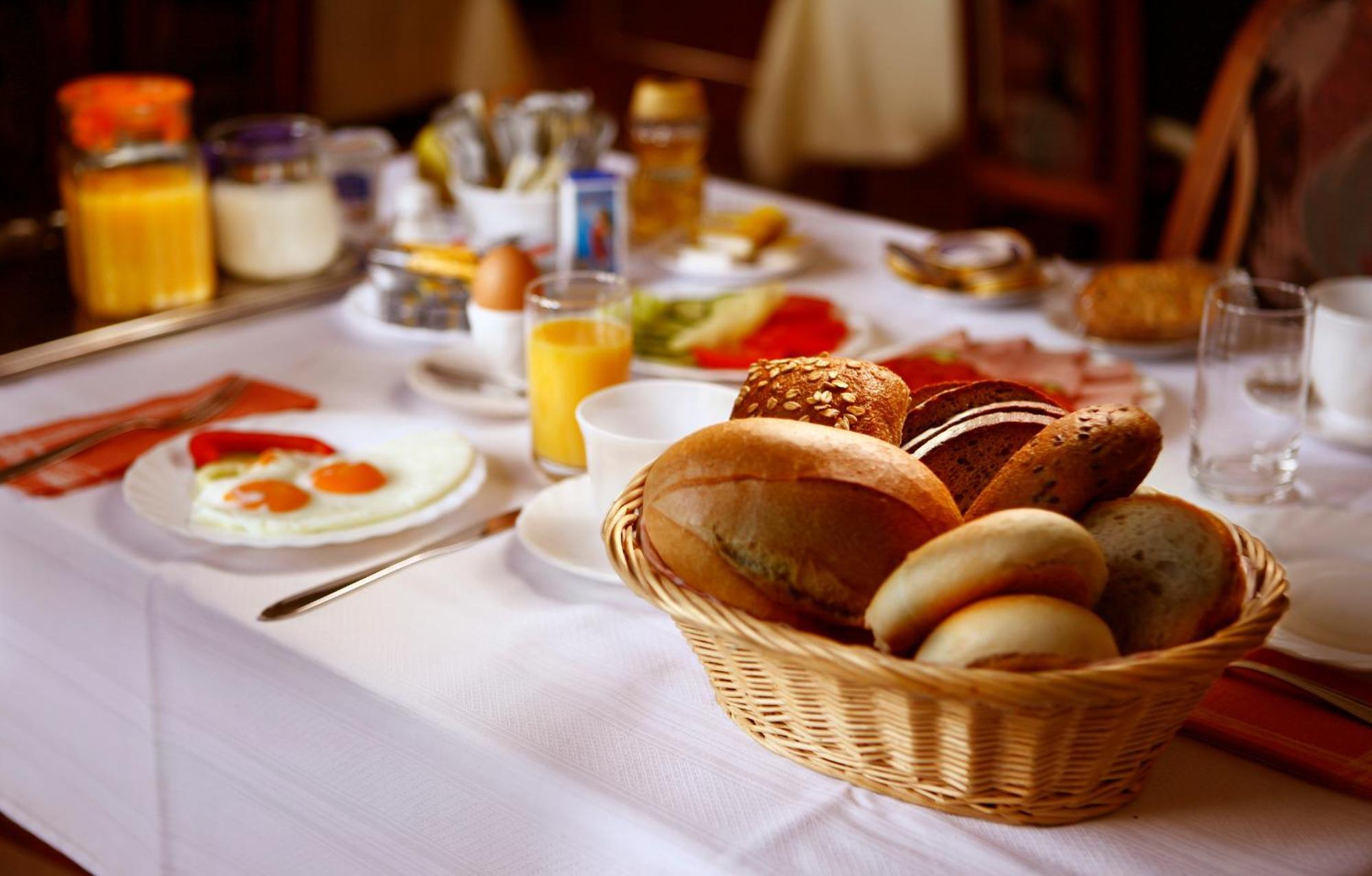 Keszi Panzio Hotel Будакеси Екстериор снимка