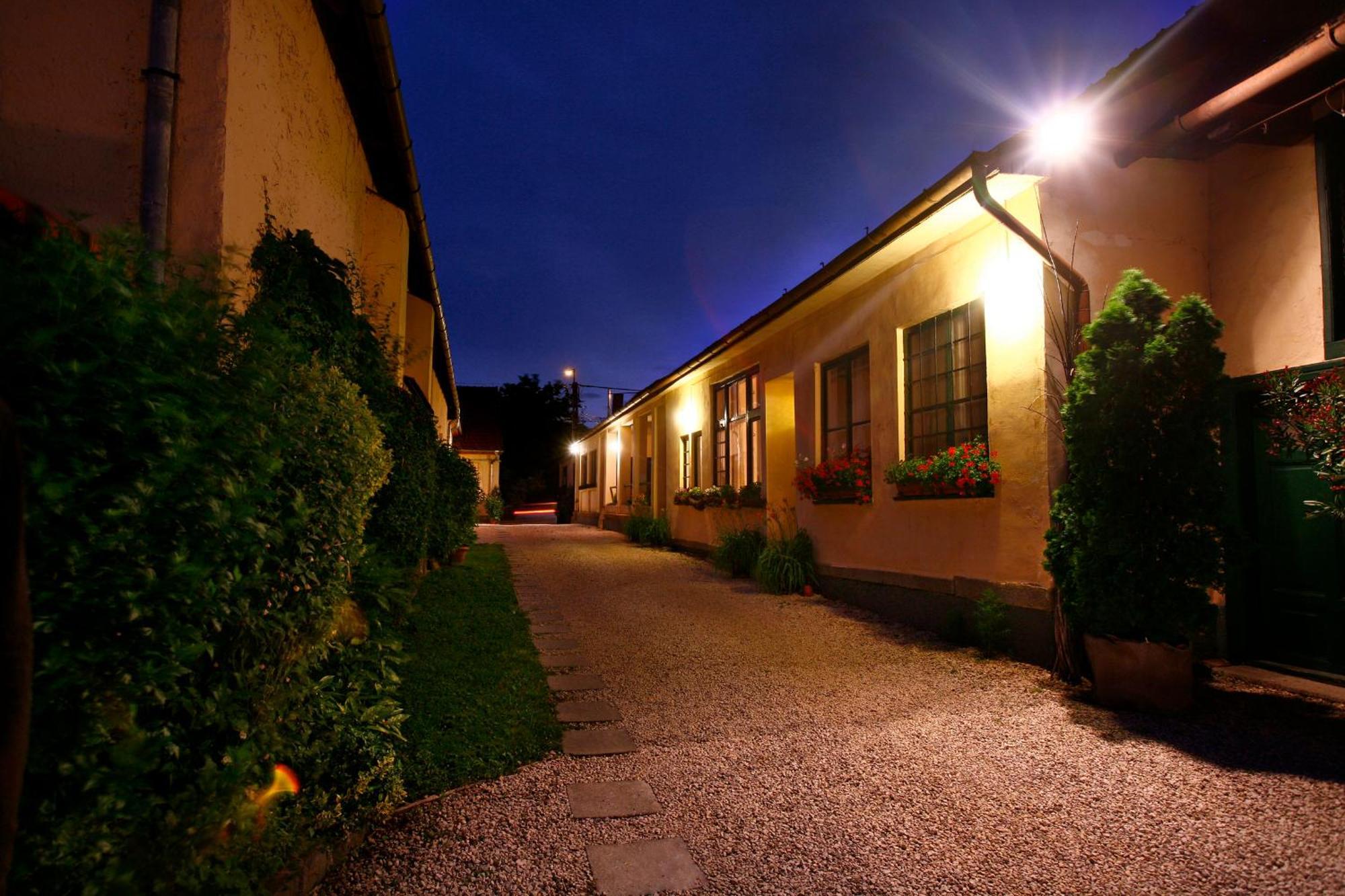 Keszi Panzio Hotel Будакеси Екстериор снимка