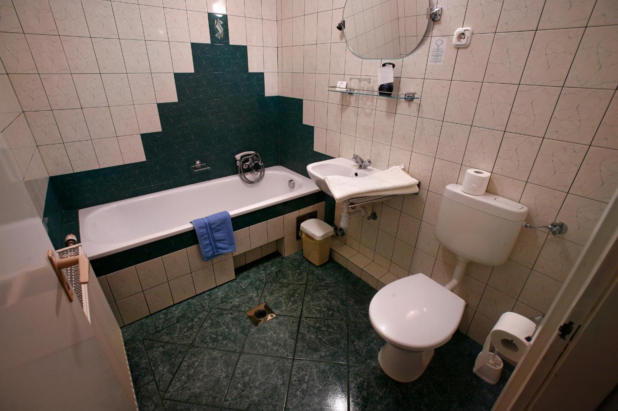 Keszi Panzio Hotel Будакеси Екстериор снимка