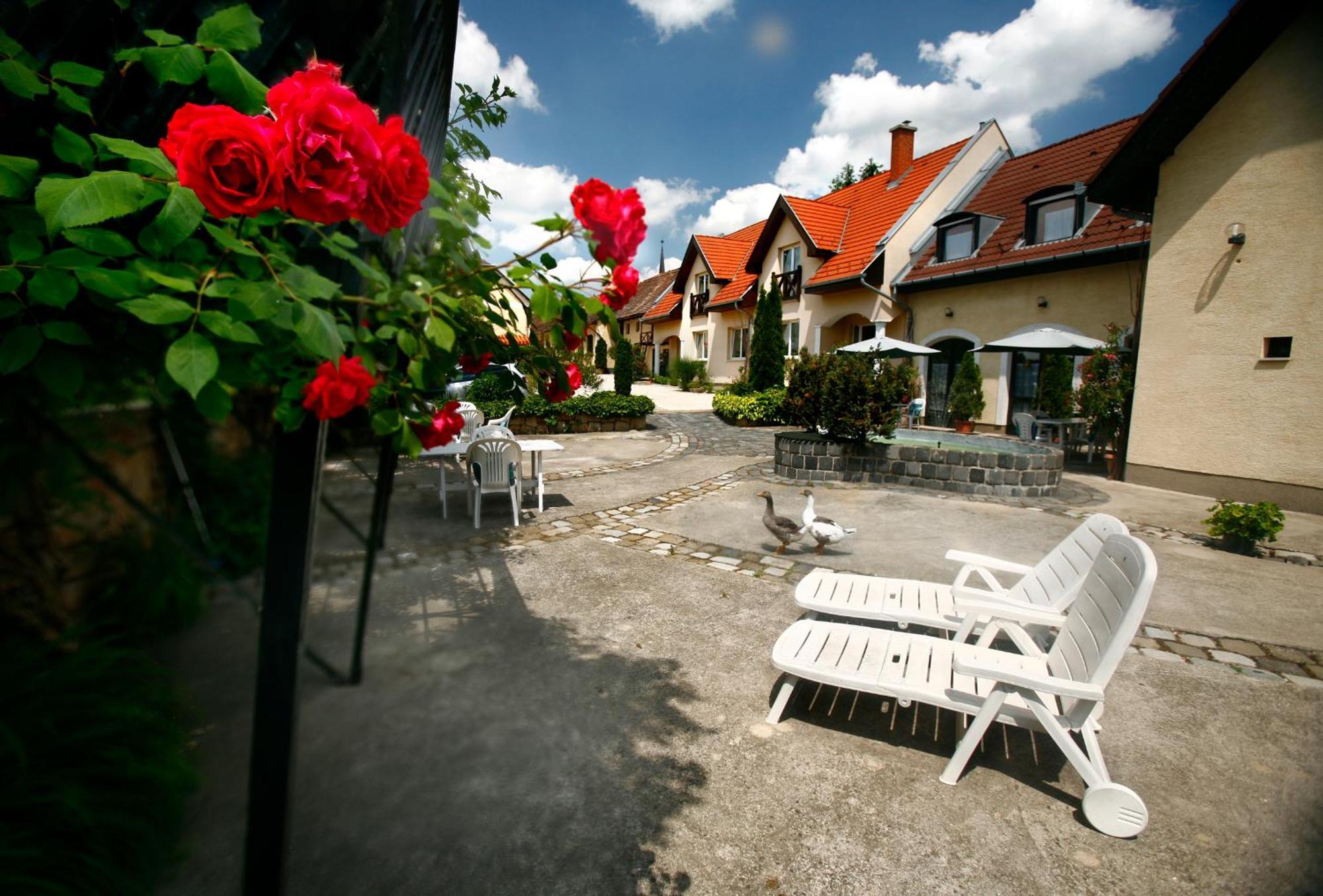 Keszi Panzio Hotel Будакеси Екстериор снимка