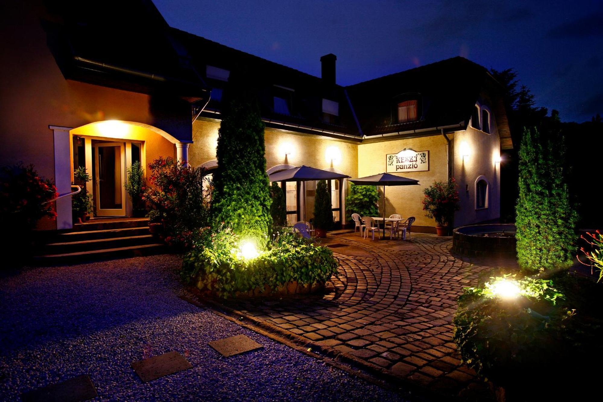 Keszi Panzio Hotel Будакеси Екстериор снимка