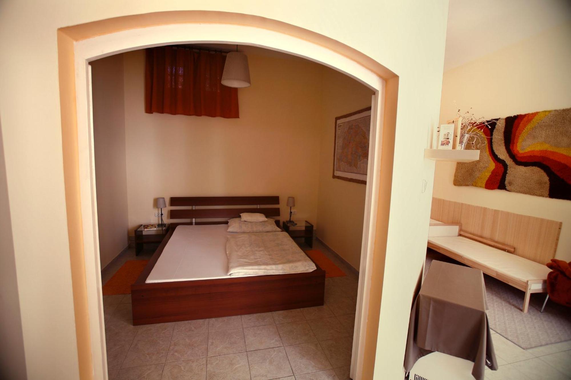 Keszi Panzio Hotel Будакеси Екстериор снимка