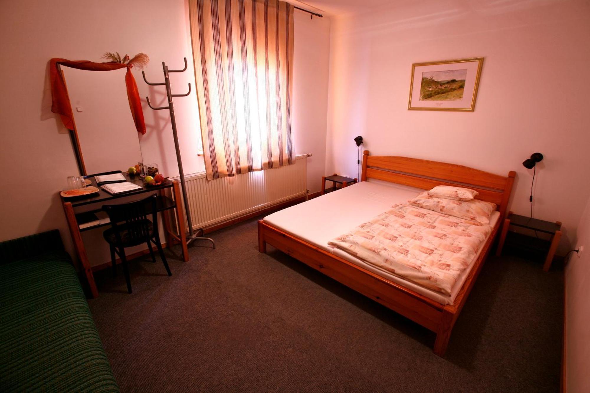 Keszi Panzio Hotel Будакеси Екстериор снимка