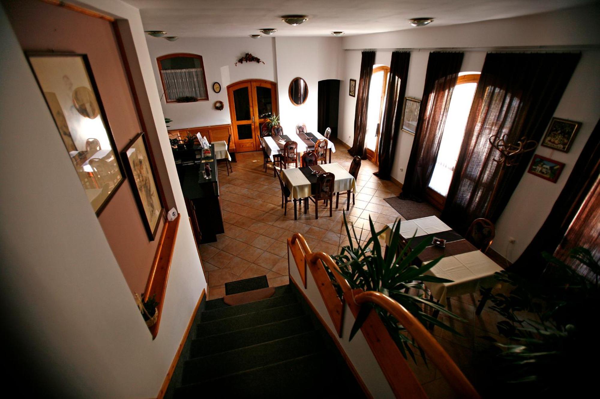 Keszi Panzio Hotel Будакеси Екстериор снимка
