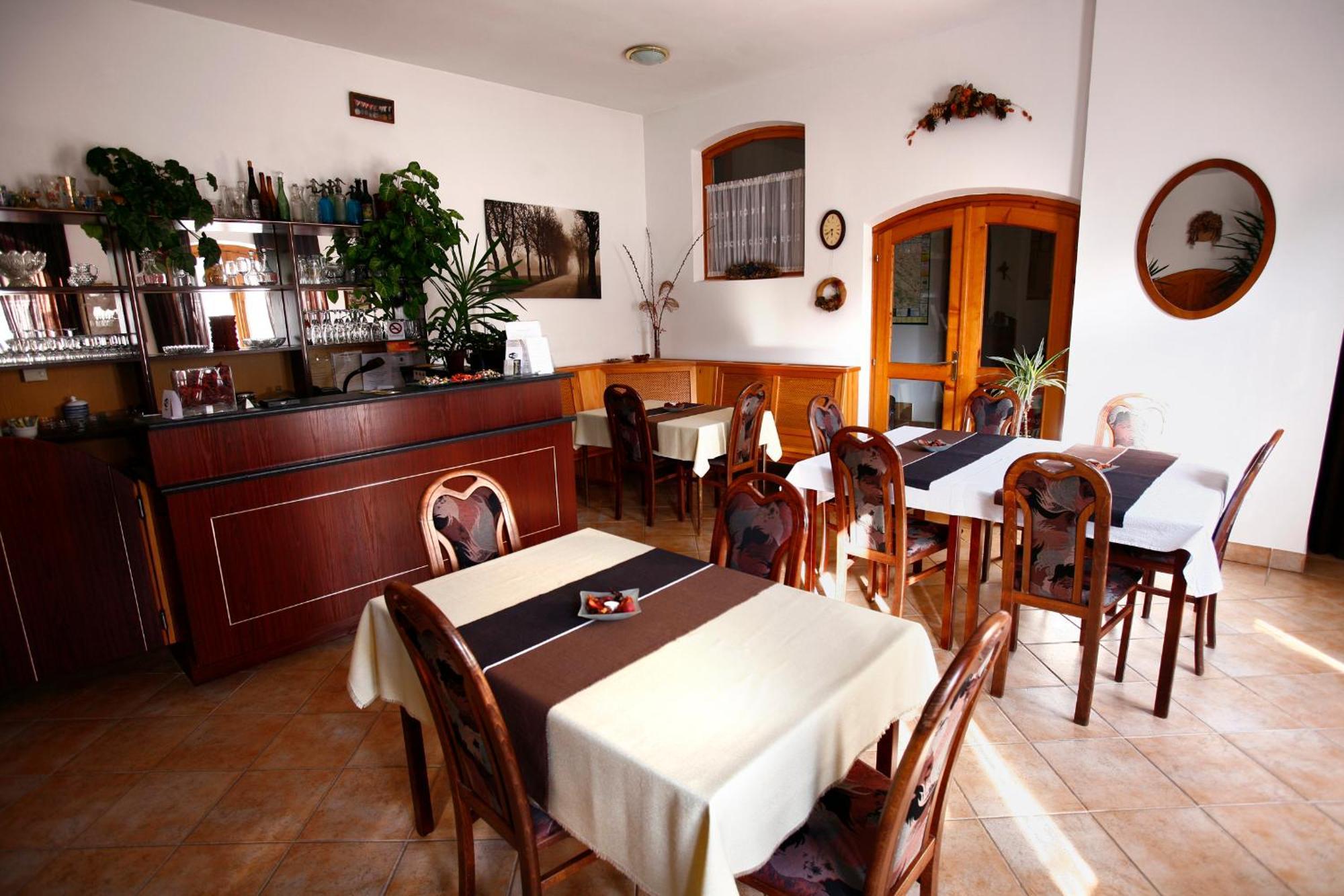 Keszi Panzio Hotel Будакеси Екстериор снимка