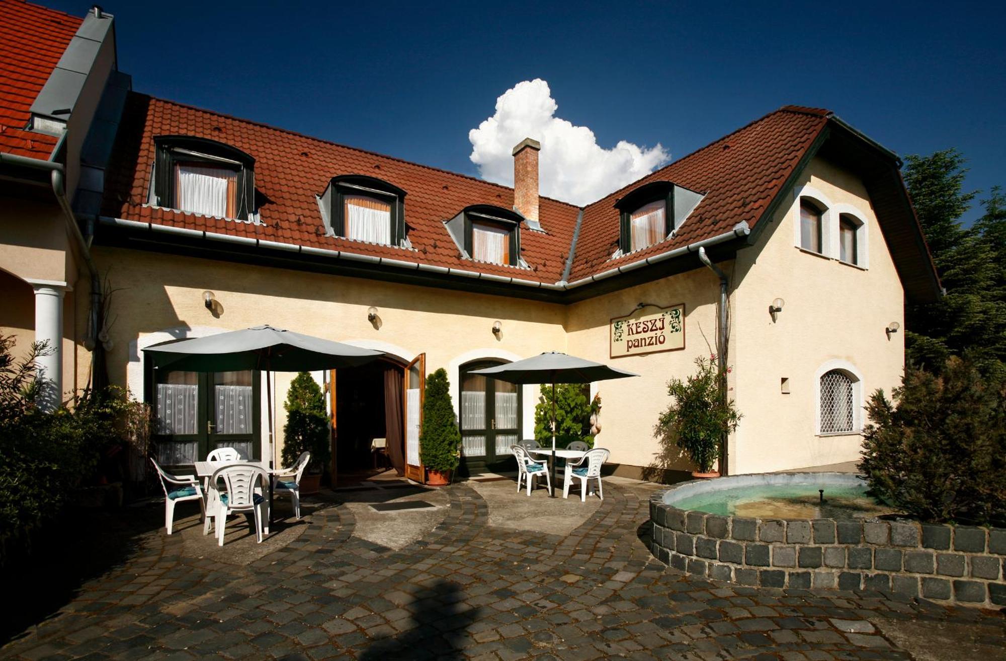 Keszi Panzio Hotel Будакеси Екстериор снимка