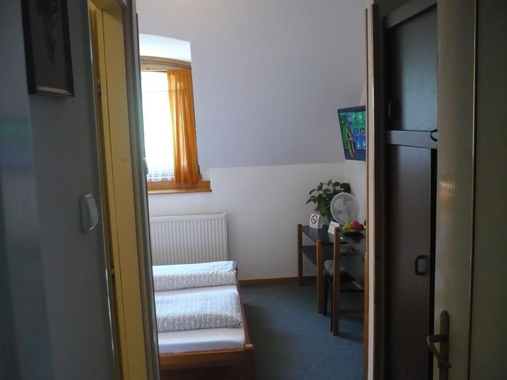 Keszi Panzio Hotel Будакеси Екстериор снимка