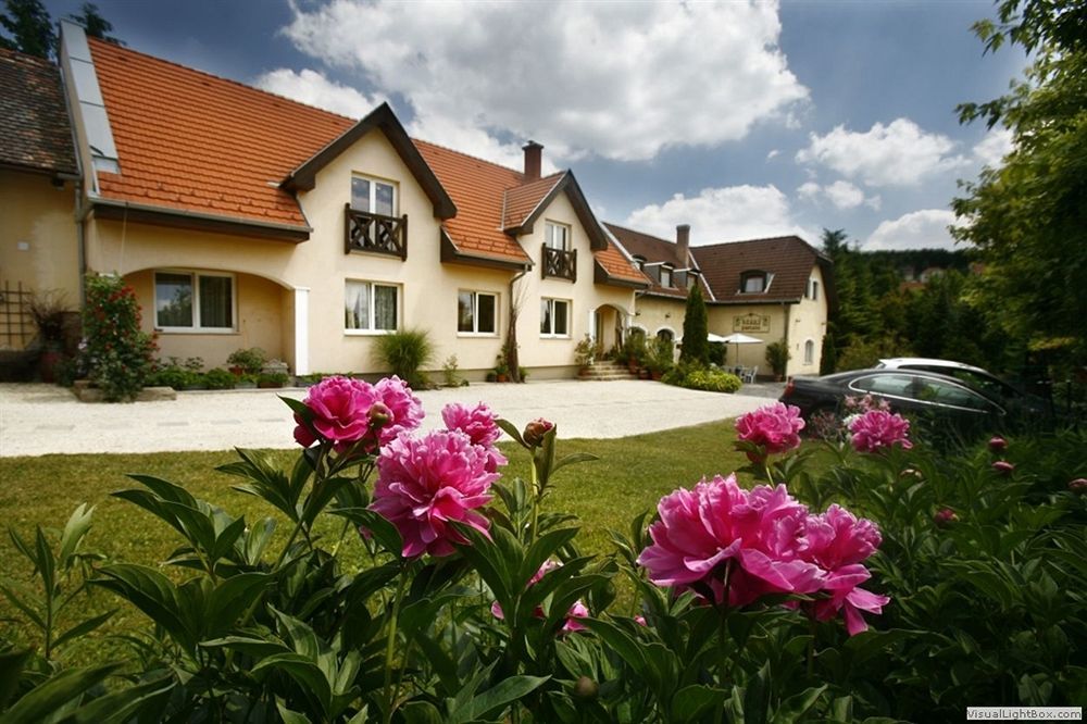 Keszi Panzio Hotel Будакеси Екстериор снимка