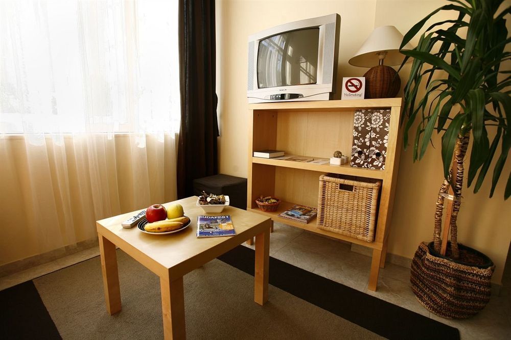 Keszi Panzio Hotel Будакеси Екстериор снимка