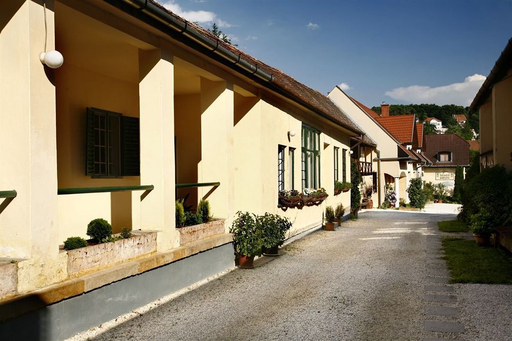 Keszi Panzio Hotel Будакеси Екстериор снимка