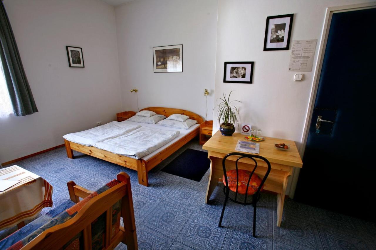 Keszi Panzio Hotel Будакеси Стая снимка